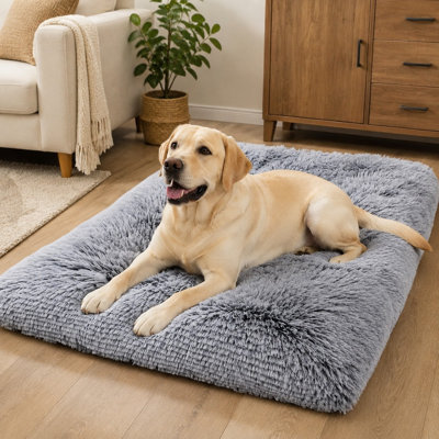 Tapis de cage/chenil gris de 35 pouces pour chiens de grande race jusqu'à 55 livres, mesurant 35 x 23 pouces, avec une surface de couchage douce et chaude en peluche, un fond antidérapant, une conception lavable à la machine et une construction facile d'entretien.