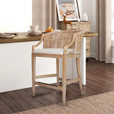 Tabouret de comptoir naturel en blanc délavé avec revêtement et pieds en bois massif pour un design classique. Siège en lin doux et élégant. Détails en bronze antique de votre cuisine