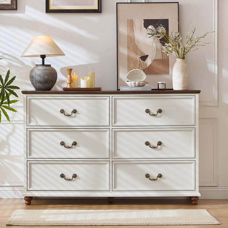 Commode de style champêtre de 137 cm (54 pouces) à 6 tiroirs avec pieds en bois massif en forme de gourde, façades de tiroirs géométriques et poignées couleur laiton antique