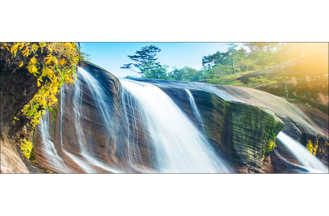 Jungle Waterfall – Rahmenloser Panorama-Kunstdruck auf Floatglas