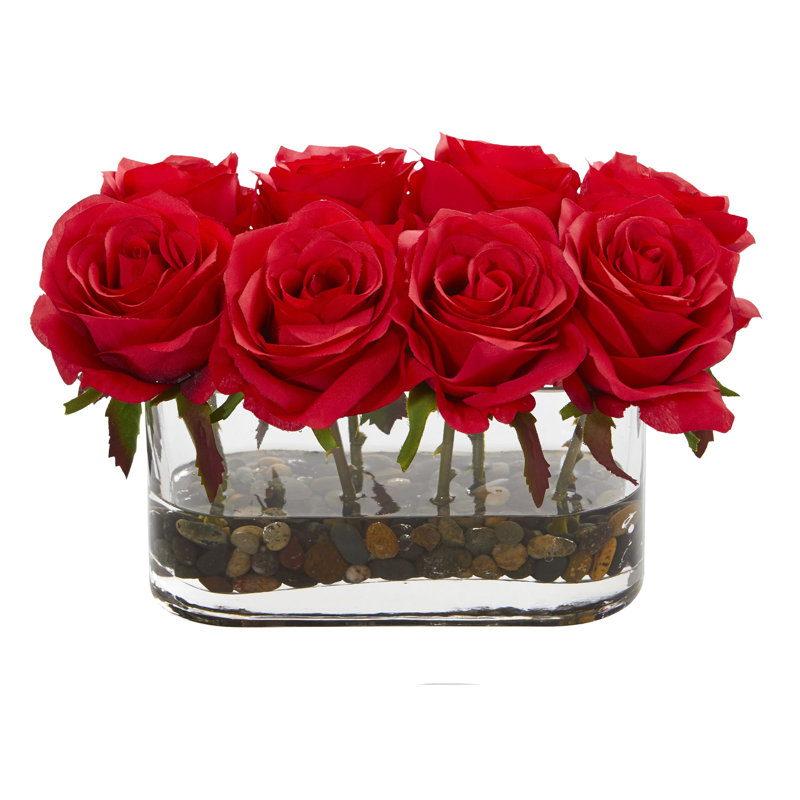 Roses artificielles en fleurs dans un vase, Rouge