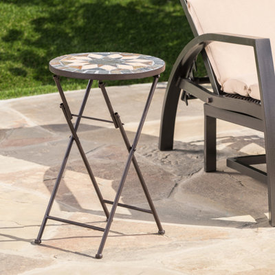 Table d'appoint pliable avec magnifique mosaïque de pierre, 35,5 cm L x P x H, carrelage en céramique beige et noir et structure en fer, style transitionnel, pliable, 35,5 cm x 55,3 cm