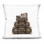 Coussin décoratif crème à bagages empilé, design par Amanda Greenwood