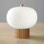 Lampe de table d'appoint Tambo - Finition bois de noyer foncé, laiton patiné, abat-jour en verre opale blanc-121541971