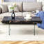 Table basse de 43,3 po x 23,6 po en MDF à motif de marbre avec pieds en verre trempé. Convient au salon. Elle peut être utilisée non seulement comme table basse, mais aussi comme table d'appoint ou présentoir.