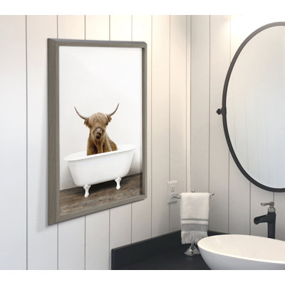 «Highland Cow in Tub Color» par Amy Peterson, art mural en verre encadré
