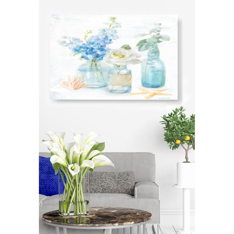 Beach Cottage Flowers In Vases II, Bouquet, Delphiniums, Eucalyptus, Hortensias, Pots, Sur blanc, Bleu, Jaune, Bord de mer, Étoile de mer, Coquillage, Corail, Gris