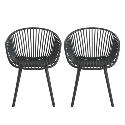 Les deux chaises de salle à manger d'extérieur Mykonos allient charme exquis et fonctionnalité pratique pour les délices d'Alfresco.