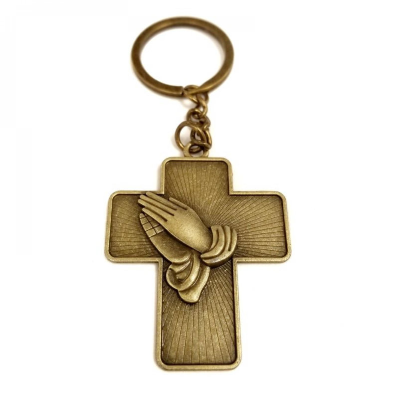 Porte-clés en prière sur une croix