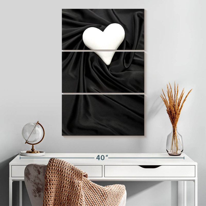 Hardie cœur blanc sur satin noir, H 32 po x l 20 po