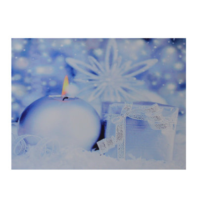 Bougie allumée et cadeau scène hivernale de Noël