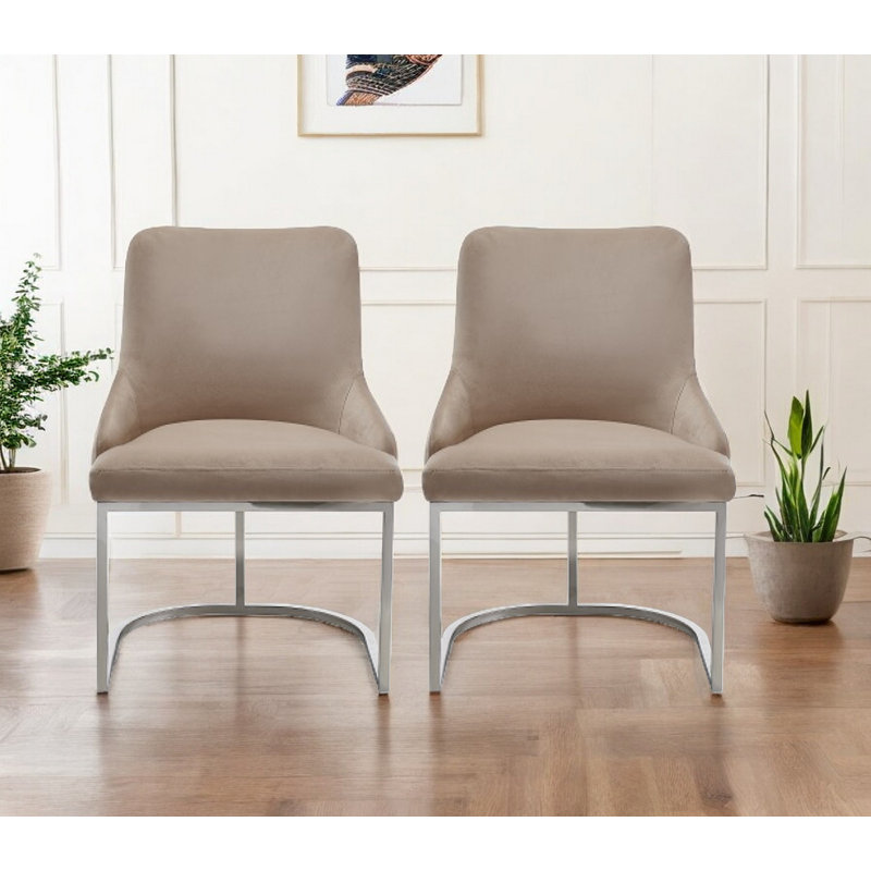 Ensemble de deux chaises d'appoint à oreilles capitonnées en velours beige et argent