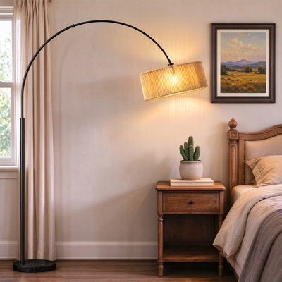 Lampe sur pied arquée bohème en métal de 203 cm avec abat-jour pivotant à 351° en rotin et base en marbre