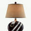 Grande lampe de table en polyrésine 28,5 "Kukui" avec finition espresso foncé, abat-jour en tissu