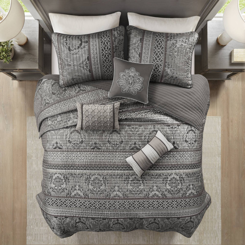 Ensemble de courtepointe luxueuse avec coussins décoratifs assortis, parfaite pour une literie élégante et confortable