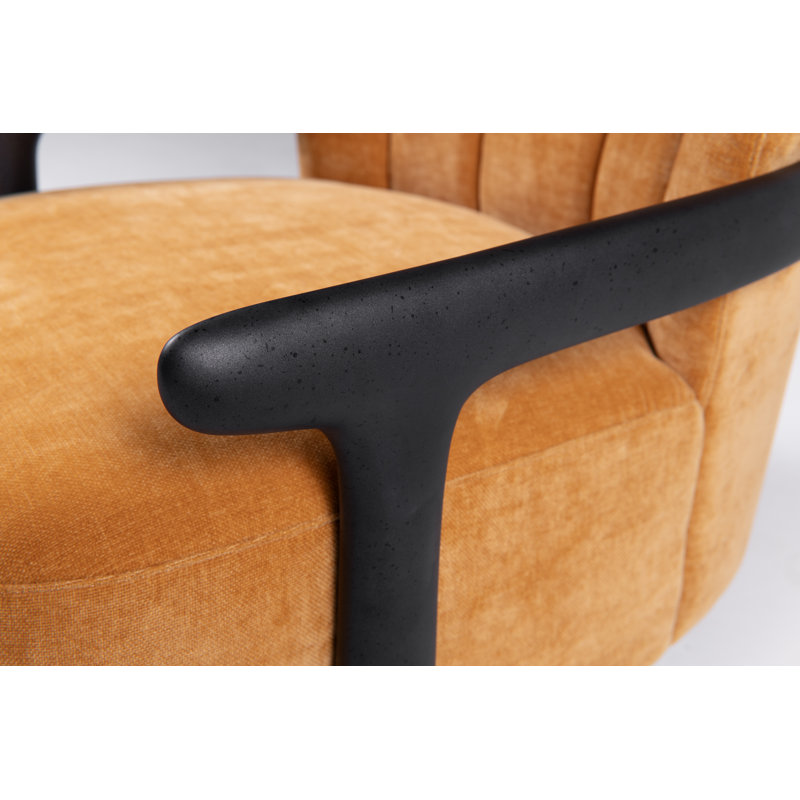 Chaise d'appoint contemporaine avec accoudoirs sculptés en bois de frêne