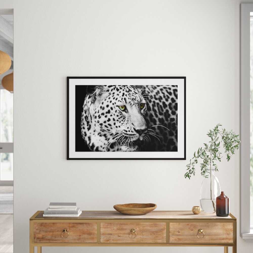 Dunkler Leopard mit grünen Augen Gerahmtes Grafikposter