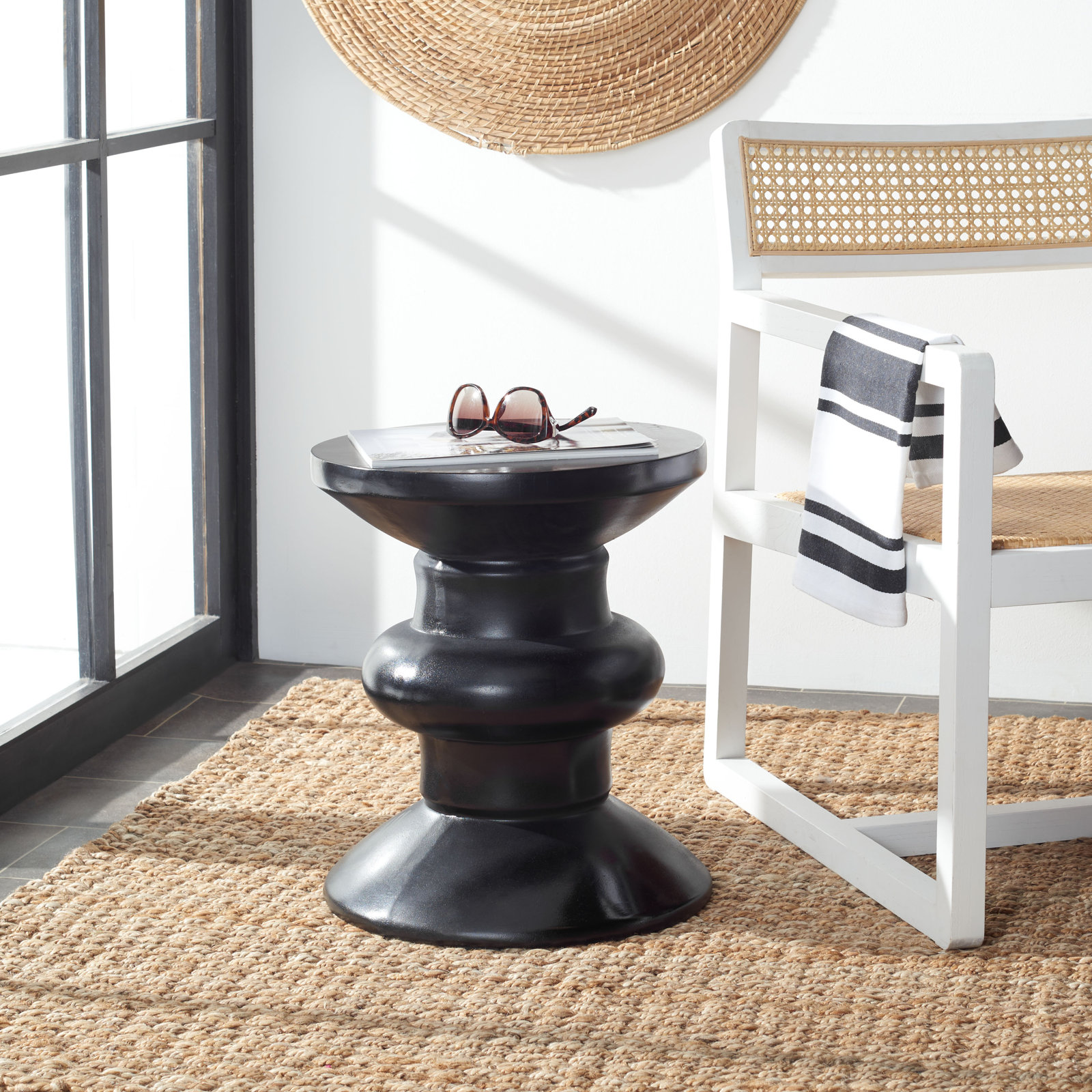 Dali 15.35'' Concrete Outdoor Side Table, Black