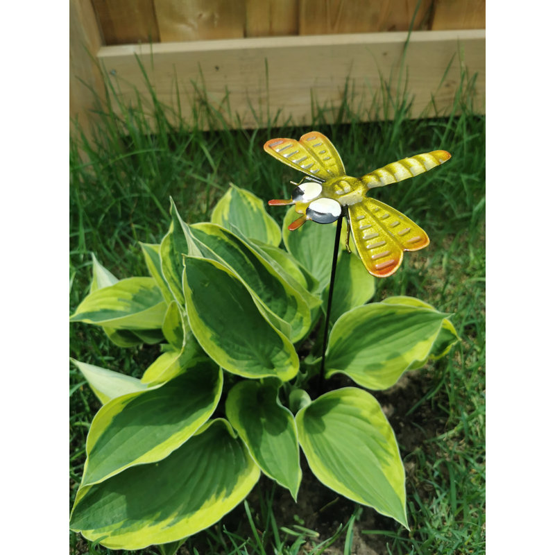 Assortiment de 7 insectes sur un piquet de jardin