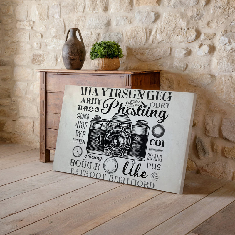 Toile, création d'une affiche de style rétro mettant en vedette une caméra murale rétro illustrée de manière complexe au centre, entourée d'une toile tendue