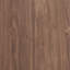 La commode et la commode avec une finition en bois clair et des poignées foncées minces allient simplicité moderne et rangement spacieux pour la chambre à coucher