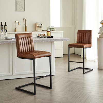 Tabouret de bar rétro en similicuir brun, hauteur de comptoir verticale de 26 po, structure en métal noir avec repose-pieds, 2 pour îlot de cuisine et espace repas - Style contemporain, style européen, forme carrée, mousse