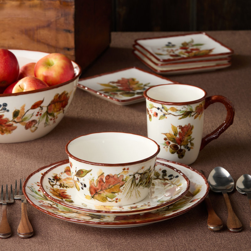 Ensemble de 2 bols à soupe Autumn Meadows - Deux bols en grès fantaisistes de 22 onces sculptés comme le gland d'automne classique, avec des couvercles bruns richement texturés qui réchauffent chaque portion individuelle.