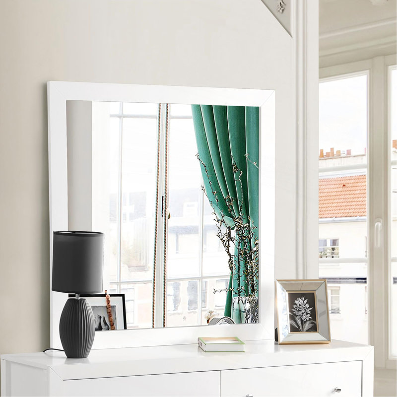 Miroir polyvalent et élégant pour n'importe quelle pièce, rehaussant l'espace et l'apparence.