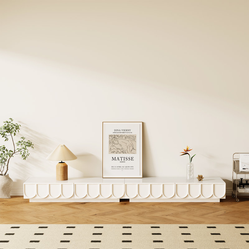 Meuble télé moderne minimaliste, console multimédia crème avec 4 tiroirs, plateau en pierre frittée blanche brillante, 94.49"