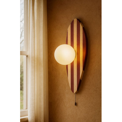 Lampe murale élégante avec corps en travertin, finition beige et rouge, 16,5 x 3,9 pouces | Capuchon en verre de 3,9 po de diamètre, hauteur totale de 16,5 po | Bouton marche / arrêt sur le câble, douille maximale de 10 W (ampoule non incluse), indice de protection IP20