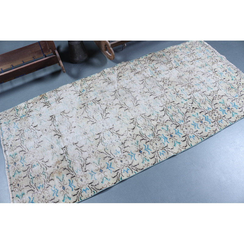Élégant tapis décoratif turc tissé à la main beige crème avec des motifs bleu clair, idéal pour la décoration intérieure