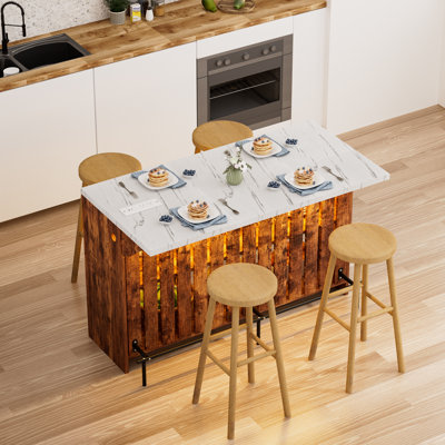 Îlot de cuisine et table de bar multifonctionnelle de 140 cm (55,1 po) avec plateau extensible en faux marbre, éclairage DEL à intensité variable à distance, rangement à 2 niveaux, ports USB intégrés et prises de courant pour la cuisine et la salle à manger.