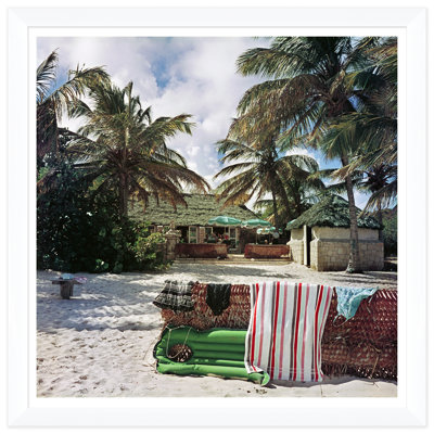 «Antigua Beach Club» par Slim Aarons - Photographie encadrée sur papier