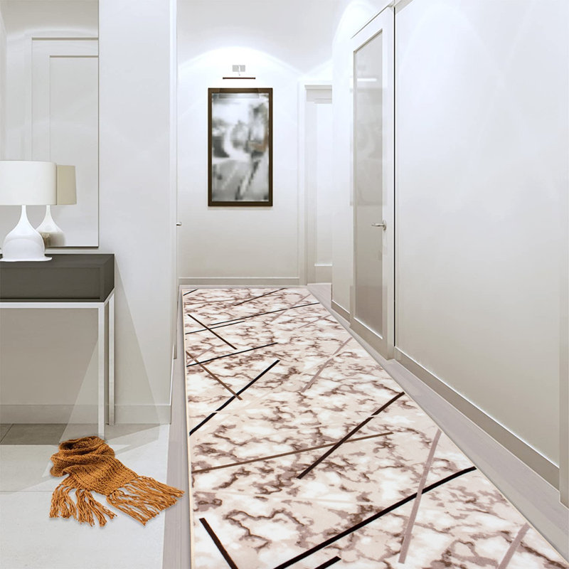 Tapis beige / brun en polyester tissé à la machine à motif abstrait Ad Adar, Tapis de couloir 6 pi 7 po x 23 pi