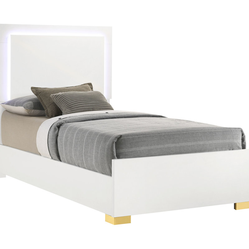 Lit simple contemporain à panneau blanc avec tête de lit à DEL, surface lisse et ambiance de chambre à coucher moderne avec support en métal à tête de lit tactile