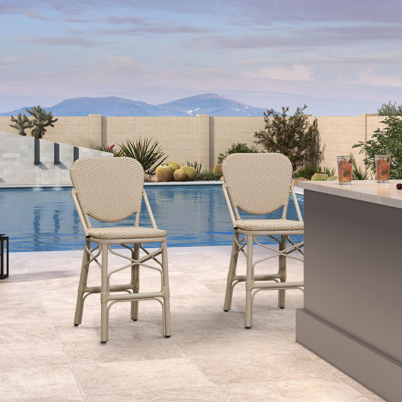 Ensemble de 2 tabourets de bar de style français pour terrasse, en rotin synthétique blanc à motifs, avec dossier entièrement en osier.