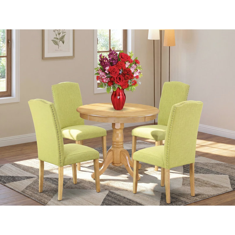 L'ensemble de table de cuisine 5 pièces pour 4 personnes comprend une table de salle à manger ronde avec piédestal et 4 chaises Parson en lin Limelight, en chêne