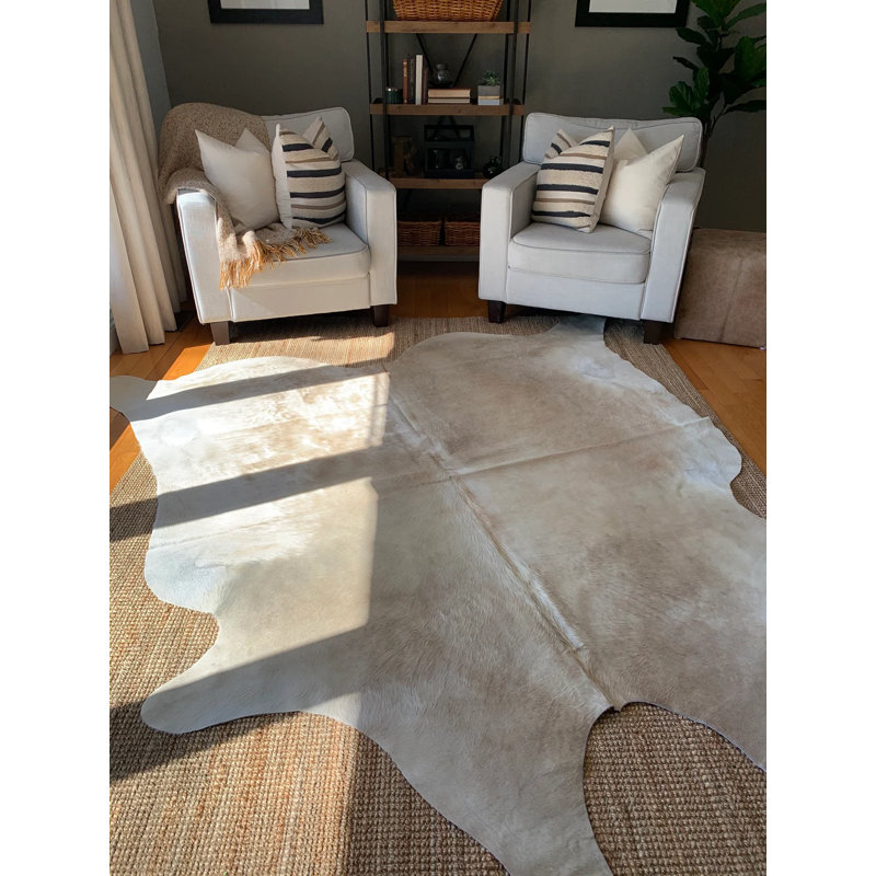 Tapis en cuir de vache ivoire naturel Bronwynn
