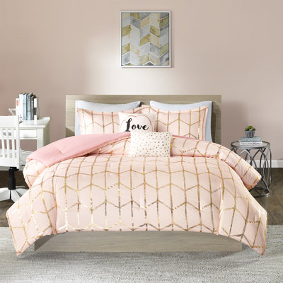 Édredon très grand rosé avec détails métalliques et taie décorative avec coussins décoratifs géométriques