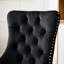 Fauteuil de bureau au design américain moderne, noir, revêtement en velours, pivotant et réglable, piètement en métal doré électroplaqué, boutons, finitions cloutées artisanales, confort durable pour un intérieur élégant, noir