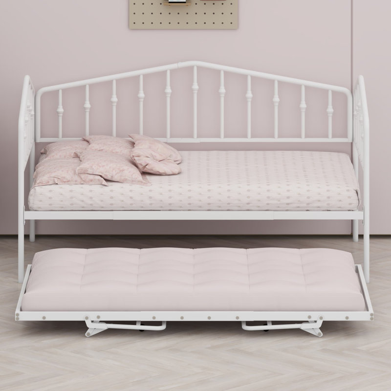 Lit de jour avec lit gigogne ajustable, double l'espace d'accueil des invités grâce à sa construction stable et durable.