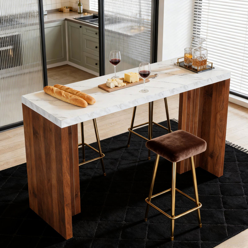 Table de bar minimaliste en faux marbre avec pieds en noyer foncé, 140 cm de large, 50 cm de profondeur, idéale pour des moments de convivialité en toute tranquillité à la maison. Son design adaptable et élégant en noyer en fait un espace convivial parfait.