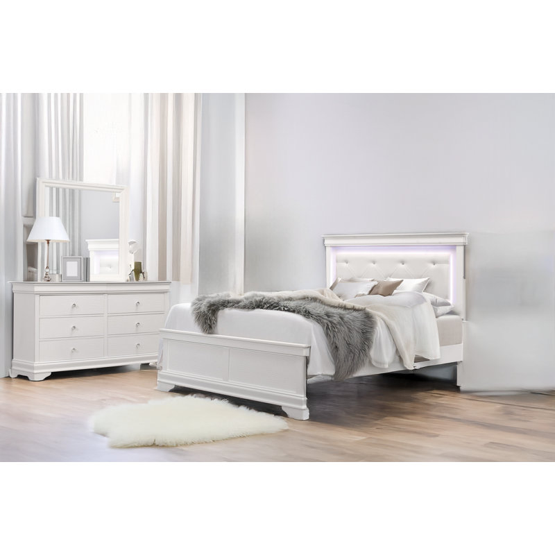 Cynthie White Faux Leather Upholstered Tufted LED Panel Bedroom Set, Très grand