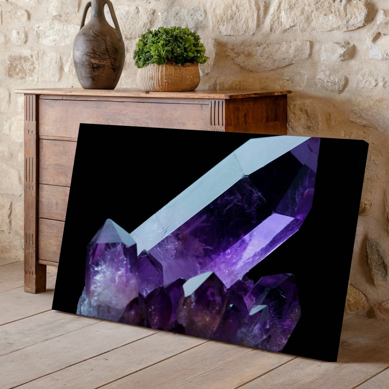 Toile, une magnifique formation de cristal améthyste mise en évidence sur un mur profond, fond noir mettant en valeur son art mural sur toile