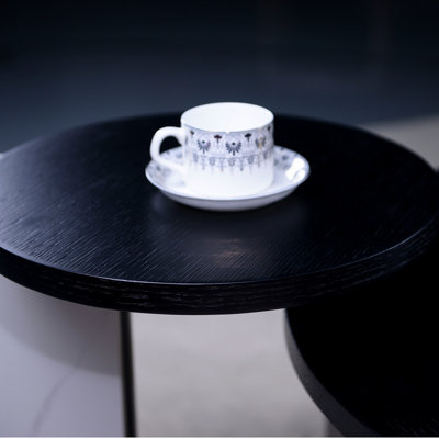 32,68 po et 16,93 po, table basse, table d'appoint, table d'appoint, table d'appoint avec placage en chêne noir, panneau de fibres à densité moyenne de 25 mm pour le salon, la salle à manger et la chambre à coucher, pieds en pierre frittée blanc + noir, 83 + 43 cm de diamètre