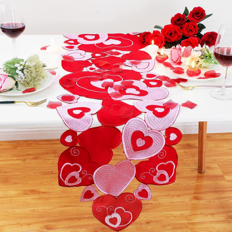 Chemin de table brodé pour la Saint-Valentin Love Heart