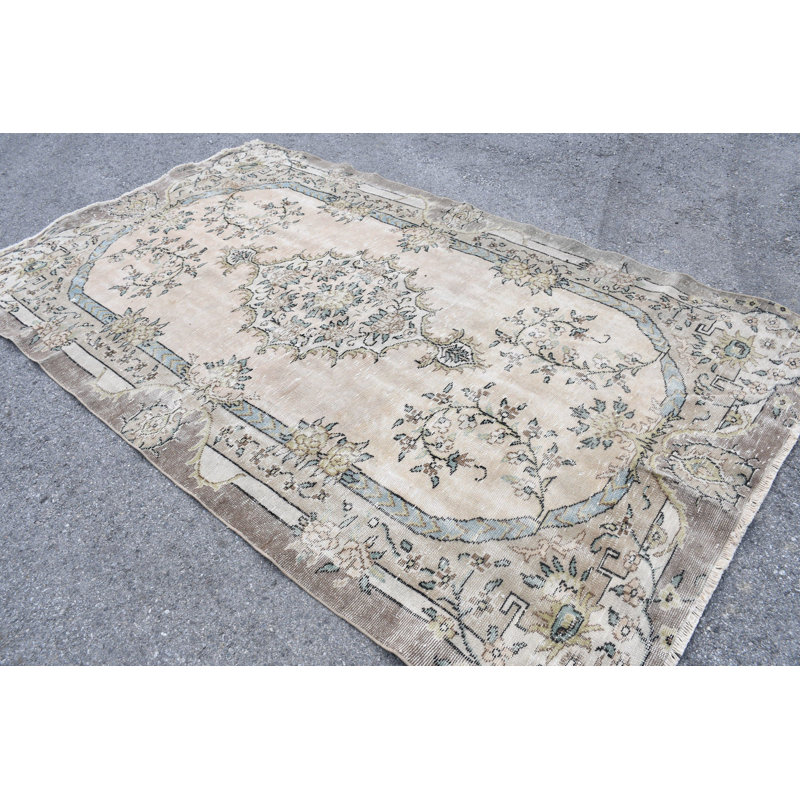 Tapis turc beige antique avec un motif floral orné pour une décoration élégante dans de grands espaces