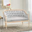 Élégante causeuse capitonnée de style Chesterfield avec structure en bois de bouleau et garnitures cloutées, parfaite pour les intérieurs classiques et contemporains.