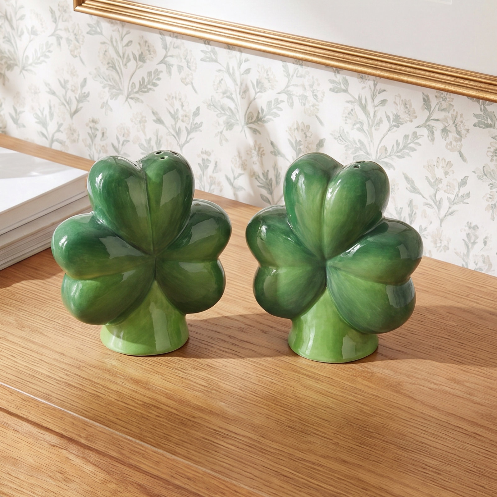 Cosmos Gifts Shamrock Salt and Pepper Set