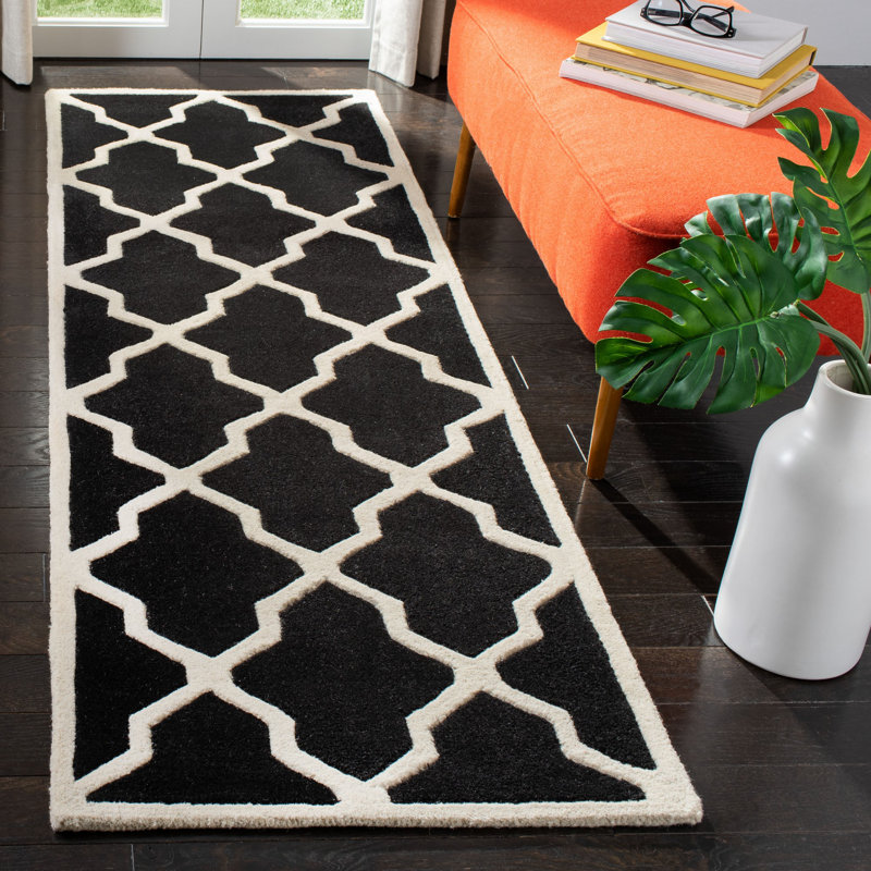 Tapis noir / ivoire en laine touffeté à la main à motif géométrique Carolene, Tapis de couloir 2 pi 3 po x 7 pi